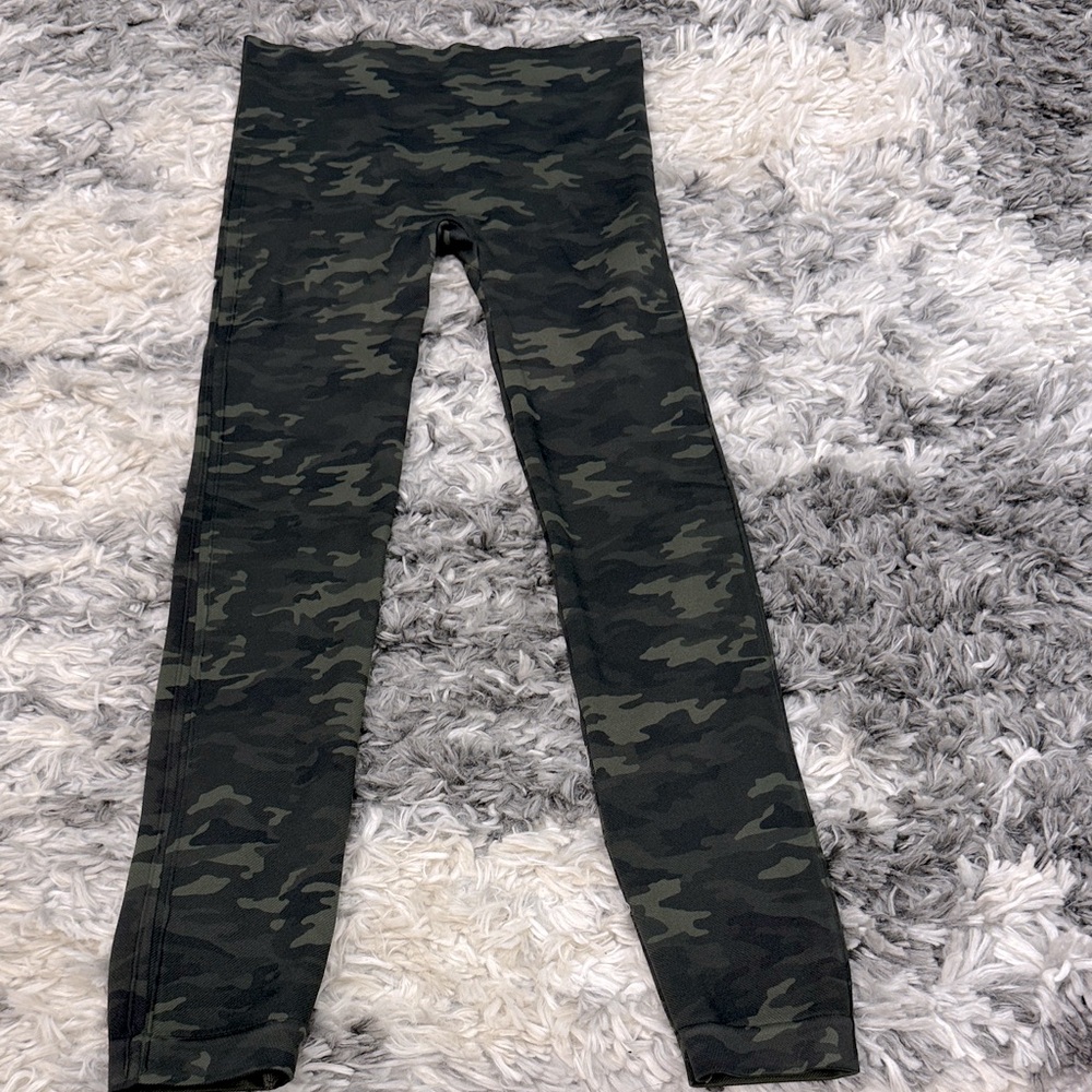 Spanx Look At Me Now Seamless Camo Leggings in green camo print. Size M